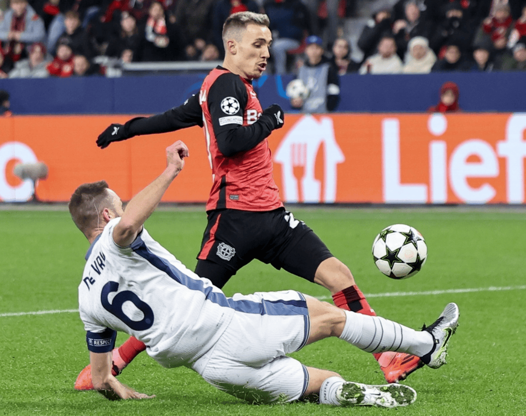 包含里昂迎欧冠关键赛；赛前绝杀压哨；话题不断；临场指挥获称赞的词条