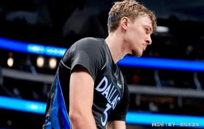 从阿扎伦卡在热火比赛中大胜到达拉斯独行侠清晨外线爆发，浓眉哥新星惊险取胜表现惊艳(达拉斯独行侠比赛录像回放)