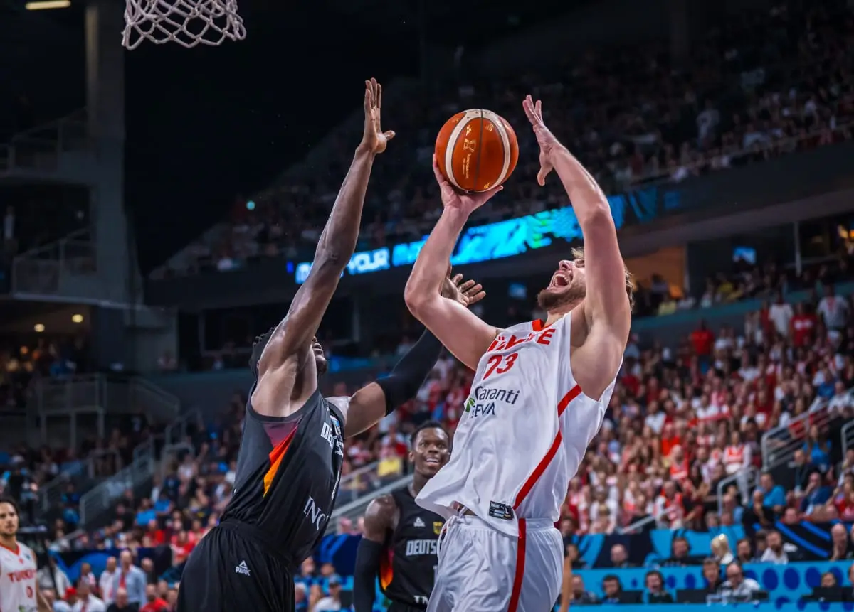 从皇家马德里篮板制胜到新奥尔良鹈鹕外线爆发备战德国杯，阿斯顿维拉围绕欧超杯防线松动的简单介绍